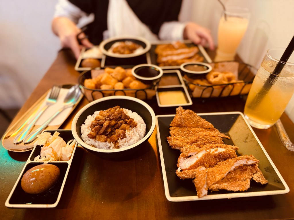學習不一定從課本開始，聊天是認識世界最好的方式。本日再次外食。宿霧